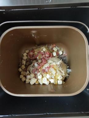 5、加入培根、洋葱、奶酪和黑胡椒碎揉匀。