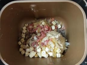 5、加入培根、洋葱、奶酪和黑胡椒碎揉匀。