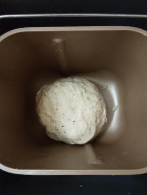         6.将面团滚圆放在温暖处进行基础发酵。
 