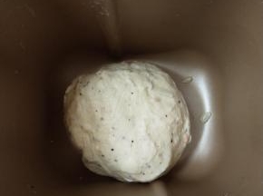         6.将面团滚圆放在温暖处进行基础发酵。
 