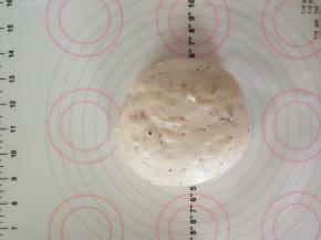 8、将面团取出轻压排气，滚圆，松弛5分钟。