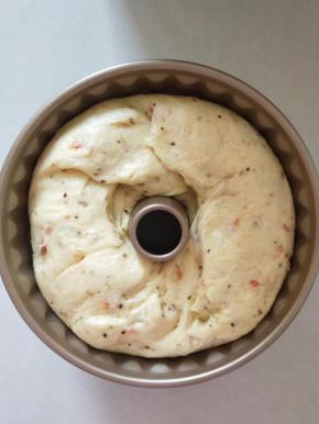    11.发酵到8.9分满即可，入预热180℃的烤箱，下层，上下火，30分钟。
  