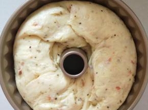    11.发酵到8.9分满即可，入预热180℃的烤箱，下层，上下火，30分钟。
  