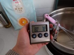 玉米油倒入打蛋盆，隔热水加热至80度左右