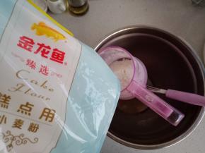 将低粉，可可粉，玉米淀粉晒进玉米油中，并搅拌均匀