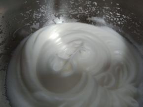 蛋清中滴几滴柠檬汁，分三次加糖 打发至小弯钩状态