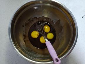 加入1个全蛋和3个蛋黄