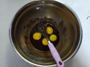 加入1个全蛋和3个蛋黄