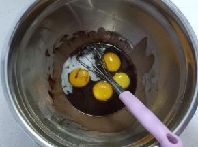 再将牛奶倒入