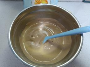 将蛋白霜和蛋黄糊分次切拌均匀