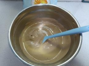 将蛋白霜和蛋黄糊分次切拌均匀