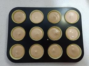 蛋糕糊装入裱花袋，挤入模具中，轻震几下震去大气泡