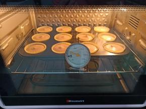 送入预热好的烤箱110度烤45分钟，转130度烤15分钟，最后150度烤5分钟上色