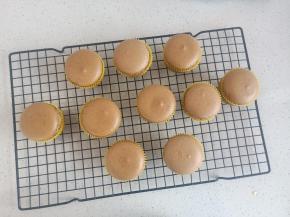 出炉后放晾架上冷却