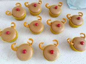 用蝴蝶饼干做鹿角，红色 mm 巧克力豆做鼻子，用巧克力粘一下就不会掉了