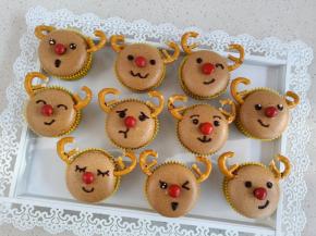 将巧克力装入裱花袋，隔热水融化后画出各种表情