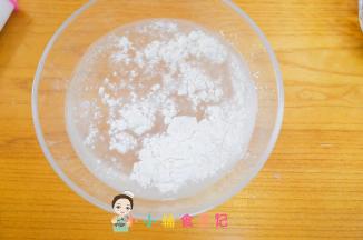 准备一碗水加入1勺面粉，面粉随便什么面粉都可以