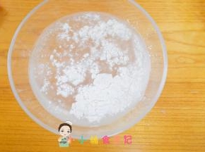 准备一碗水加入1勺面粉，面粉随便什么面粉都可以