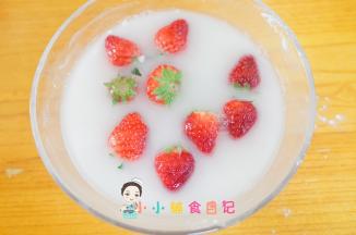 把草莓放入面粉水里面，用手打圈圈清洗，等洗完你会发现有很多脏东西出来的，然后用可食用的流动水冲洗1-2分钟就好了，然后用厨房纸巾吸干水分