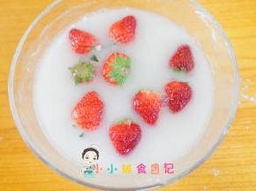 把草莓放入面粉水里面，用手打圈圈清洗，等洗完你会发现有很多脏东西出来的，然后用可食用的流动水冲洗1-2分钟就好了，然后用厨房纸巾吸干水分