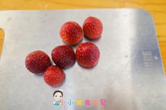 把草莓蒂切掉，这样就是平的可以立住，把草莓顶盖切掉做雪人的帽子