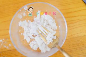 山药去皮取15g+水8g用勺子碾压，变成细腻的糊糊，也可以用筛子过筛一下这样就更细腻了