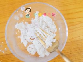山药去皮取15g+水8g用勺子碾压，变成细腻的糊糊，也可以用筛子过筛一下这样就更细腻了