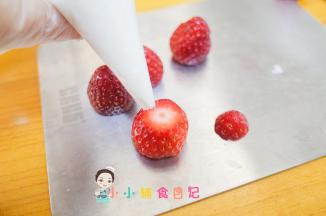 准备一个裱花袋 前面剪一个小口，把草莓帽子取下来把山药挤上去就是雪人的脸蛋