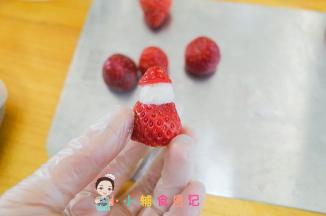 盖上雪人的帽子，帽子上面再挤一个小圆球，然后用芝麻做眼睛，雪人造型就做好了 是不是很可爱呢