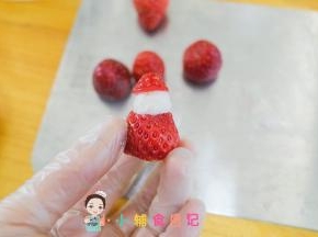 盖上雪人的帽子，帽子上面再挤一个小圆球，然后用芝麻做眼睛，雪人造型就做好了 是不是很可爱呢