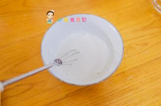 糖粉+盐+温热的牛奶搅拌溶解好，等凉至室温再用