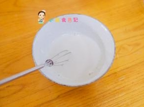 糖粉+盐+温热的牛奶搅拌溶解好，等凉至室温再用