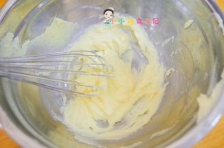 黄油用蛋抽试一下是不是软化到位了