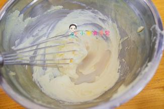 将牛奶糖液分三次加入黄油里面，每一次都要搅拌至完全吸收再加下一次