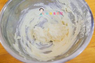 搅拌至黄油有点发白，蓬松的感觉就可以了