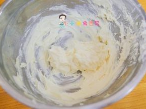 搅拌至黄油有点发白，蓬松的感觉就可以了