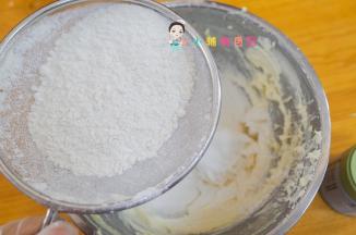面粉用筛子过筛加入黄油里
