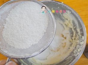 面粉用筛子过筛加入黄油里