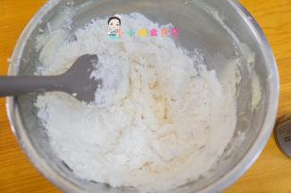 用刮刀搅拌，千万不要用手，因为手有温度会把黄油弄化的