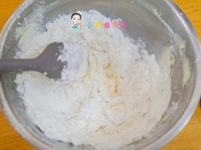 用刮刀搅拌，千万不要用手，因为手有温度会把黄油弄化的