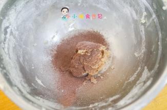 取50g黄油糊筛入2g可可粉