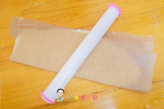 准备一张油纸，用擀面杖擀成2-3mm厚度的面片，冰箱冷藏15分钟冻硬，巧克力的一样这样的操作