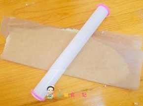 准备一张油纸，用擀面杖擀成2-3mm厚度的面片，冰箱冷藏15分钟冻硬，巧克力的一样这样的操作