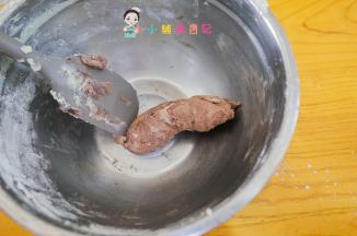 混合好就是这样的面糊，这样就有两个颜色的面糊了