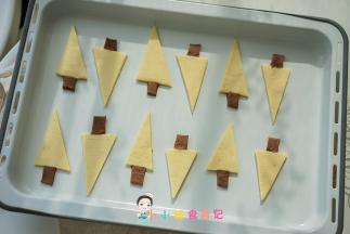 准备一个烤盘，分开一些距离摆好，树根要稍微贴紧然后轻轻的捏一下