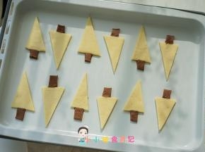 准备一个烤盘，分开一些距离摆好，树根要稍微贴紧然后轻轻的捏一下