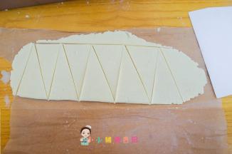 把白色的用刮板切出三角形做树