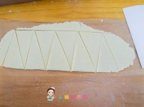 把白色的用刮板切出三角形做树