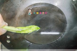 白巧克力+抹茶粉放入裱花袋，放在热水里焖一下，把巧克力变软，千万小心不要让巧克力碰到水哦