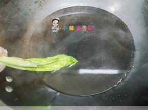 白巧克力+抹茶粉放入裱花袋，放在热水里焖一下，把巧克力变软，千万小心不要让巧克力碰到水哦